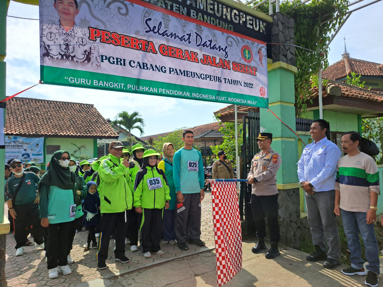 Gerak Jalan Sehat Pgri Cabang Pameungpeuk Dalam Rangka Memperingati Hut