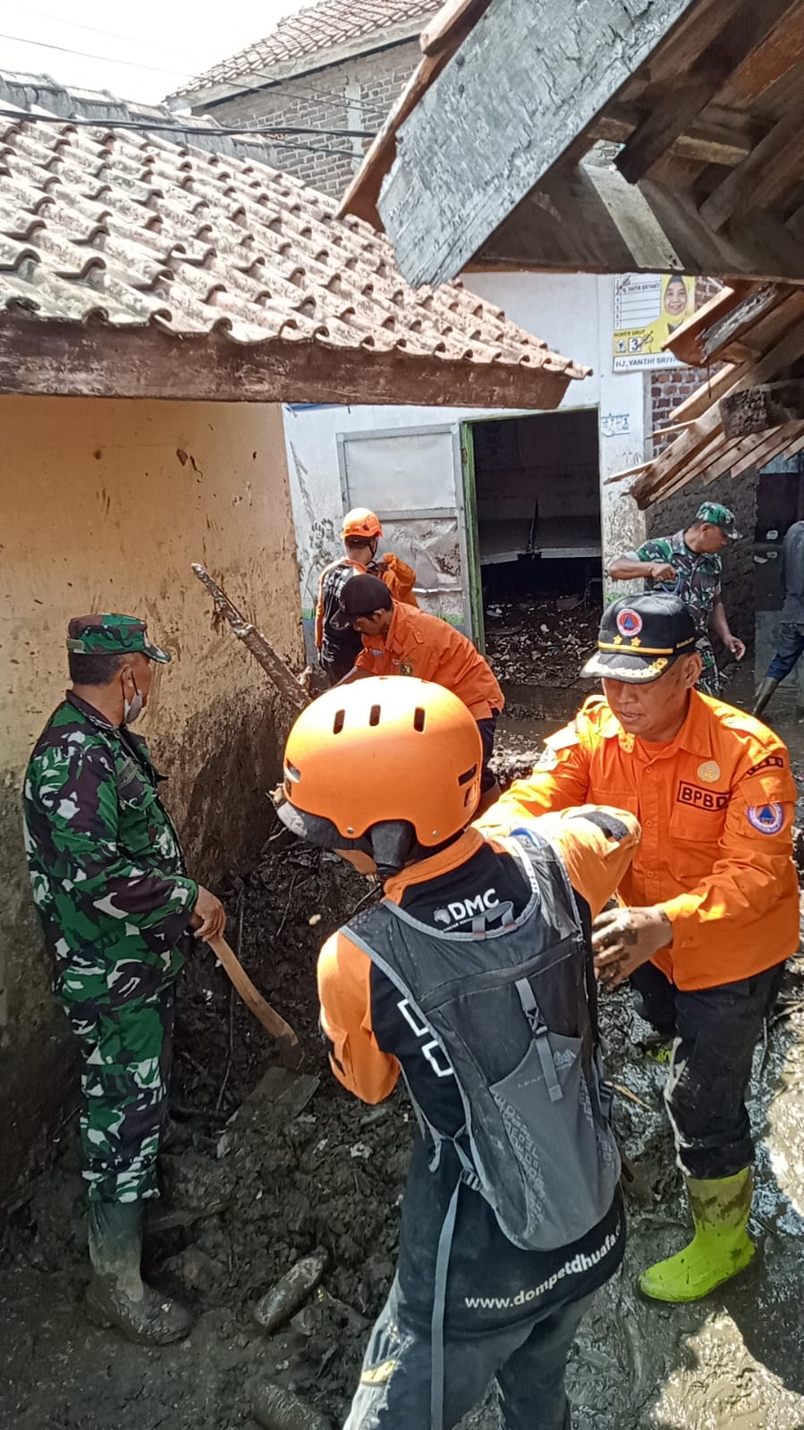 Tim Gabungan Kerja Bakti Bersihkan Endapan Lumpur Dan Sampah Di Lokasi ...