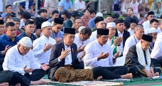 Presiden Jokowi Salat Iduladha 1445 Hijriah di Kota Semarang, Serahkan Hewan Kurban Sapi Seberat 1.25 Ton