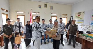 PGRI Kabupaten Bandung Serahkan Donasi Gempa Kertasari, Pacet, Pangalengan Khusus untuk Guru dan Sekolah